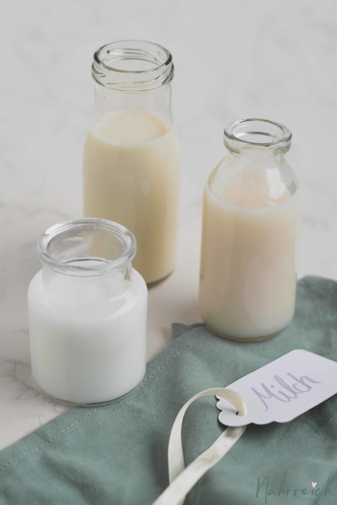 Flaschen mit Milch-Alternativen